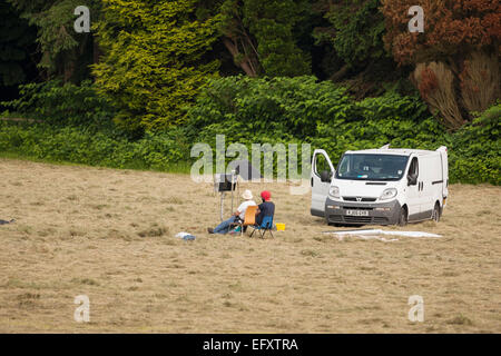 Troupe sul set con le apparecchiature sul campo Foto Stock