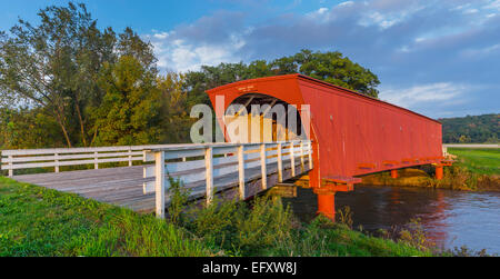 Madison County, IA: Hogback ponte coperto (1884) sul fiume del Nord Foto Stock