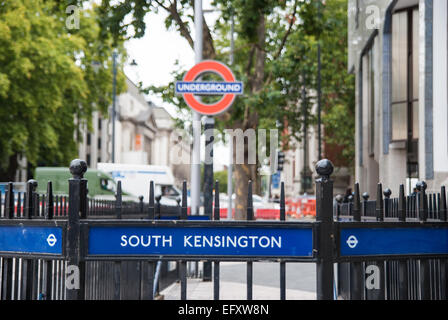 Una chiusura della stazione di South Kensington segno Foto Stock