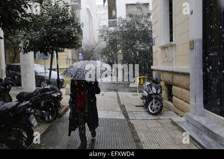 Atene, Grecia. Xi Febbraio, 2015. Una donna cammina attraverso la nevicata in Atene. Dopo settimane di primavera come meteo, neve è arrivato ad Atene per un breve periodo di tempo. Credito: Michael Debets/Pacific Press/Alamy Live News Foto Stock
