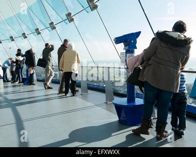 Gli ospiti si affacciano sul Solent dal deck di visualizzazione numero uno dentro la Spinnaker Tower, Portsmouth, Inghilterra Foto Stock