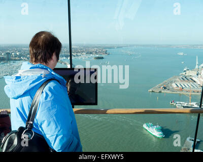 Una signora utilizza un touchpad di punto di informazione in Spinnaker Tower, Portsmouth, Inghilterra Foto Stock