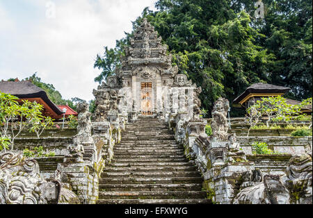Scala le fasi di ingresso anteriore al tempio indù Pura Kehen Bangli Bali Indonesia Foto Stock