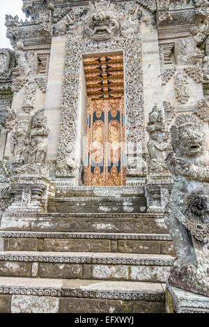 Scala le fasi di ingresso anteriore al tempio indù Pura Kehen Bangli Bali Indonesia Foto Stock