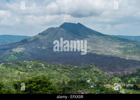 Il flusso di lava via Monte vulcano Batur Bali, Indonesia Foto Stock