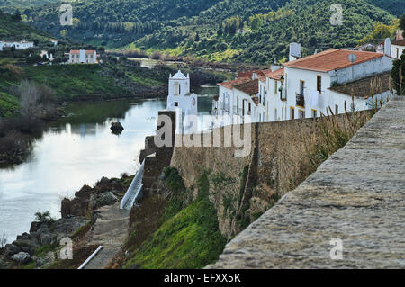 Vista del fiume Guadiana dal castello medievale di Mertola in Alentejo, Portogallo Foto Stock