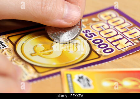 Coquitlam BC Canada - 15 Giugno 2014 : Donna di graffiare i biglietti della lotteria. La British Columbia Lottery Corporation ha fornito vai Foto Stock