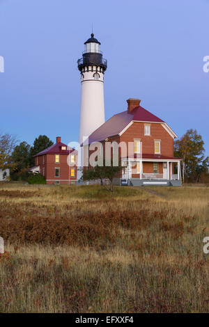 Pictured Rocks National Lakeshore, MI: Sunrise luce su Au Sable Stazione di luce (1874) su Au Sable punto Foto Stock