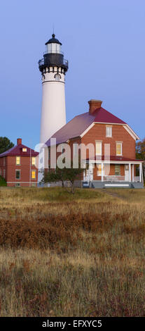 Pictured Rocks National Lakeshore, MI: Sunrise luce su Au Sable Stazione di luce (1874) su Au Sable punto Foto Stock