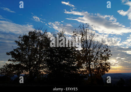 Cielo drammatico all'autunnale di mattina di sole Foto Stock