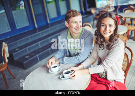 Affettuosa coppia giovane avente caffè nella caffetteria Foto Stock