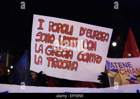 Striscioni contro le politiche di austerità imposte dall'Europa per la Grecia. Dimostrazione di solidarietà con il popolo greco, prima dell'Ambasciata Tedesca di Roma. Presenti alcune centinaia di manifestanti appartenenti ai movimenti e partiti di estrema sinistra italiana. Era presente anche il leader comunista Paolo Ferrero. © Luca Prizia/Pacific Press/Alamy Live News Foto Stock