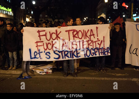 Striscioni contro le politiche di austerità imposte dall'Europa per la Grecia. Dimostrazione di solidarietà con il greco, prima dell'Ambasciata Tedesca di Roma. Presenti alcune centinaia di manifestanti appartenenti ai movimenti e partiti di estrema sinistra italiana. © Luca Prizia/Pacific Press/Alamy Live News Foto Stock