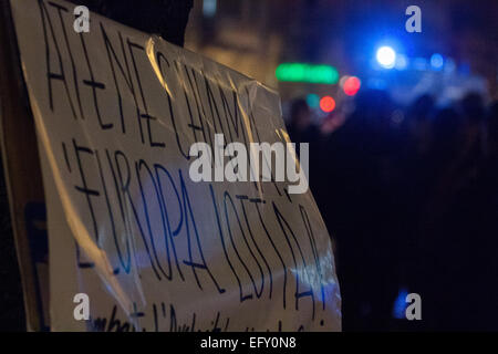 Striscioni contro le politiche di austerità imposte dall'Europa per la Grecia. Dimostrazione di solidarietà con il greco, prima dell'Ambasciata Tedesca di Roma. Presenti alcune centinaia di manifestanti appartenenti ai movimenti e partiti di estrema sinistra italiana. © Luca Prizia/Pacific Press/Alamy Live News Foto Stock