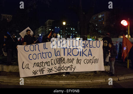 Striscioni contro le politiche di austerità imposte dall'Europa per la Grecia. Dimostrazione di solidarietà con il greco, prima dell'Ambasciata Tedesca di Roma. Presenti alcune centinaia di manifestanti appartenenti ai movimenti e partiti di estrema sinistra italiana. © Luca Prizia/Pacific Press/Alamy Live News Foto Stock