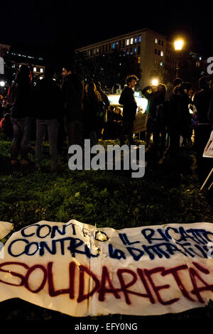 Striscioni contro le politiche di austerità imposte dall'Europa per la Grecia. Dimostrazione di solidarietà con il greco, prima dell'Ambasciata Tedesca di Roma. Presenti alcune centinaia di manifestanti appartenenti ai movimenti e partiti di estrema sinistra italiana. © Luca Prizia/Pacific Press/Alamy Live News Foto Stock