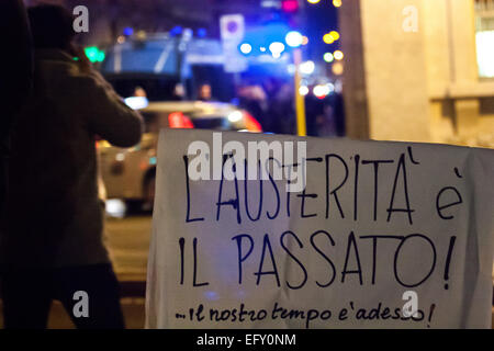 Striscioni contro le politiche di austerità imposte dall'Europa per la Grecia. Dimostrazione di solidarietà con il greco, prima dell'Ambasciata Tedesca di Roma. Presenti alcune centinaia di manifestanti appartenenti ai movimenti e partiti di estrema sinistra italiana. © Luca Prizia/Pacific Press/Alamy Live News Foto Stock