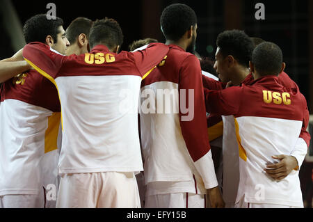Los Angeles, California, USA. Xi Febbraio, 2015. Los Angeles, CA, Stati Uniti d'America. Xi Febbraio, 2015. Oregon Ducks e USC Trojans, Galen Center di Los Angeles, CA. USC Trojans huddle up prima tip off. Credito: csm/Alamy Live News Foto Stock