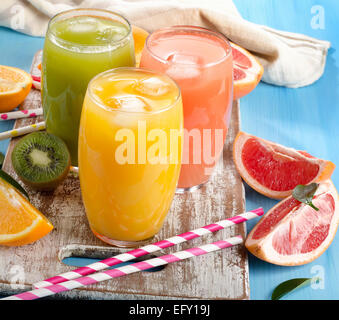 Succo di agrumi sulla tavola di legno. Messa a fuoco selettiva Foto Stock