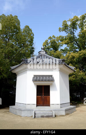 Vintage tempio giapponese con albero della canfora Foto Stock