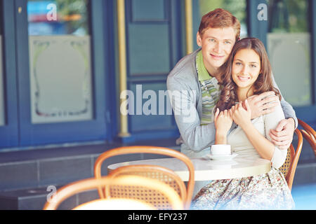 Affettuosa coppia giovane di trascorrere del tempo in cafe Foto Stock