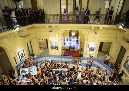 Buenos Aires, Argentina. Xi Febbraio, 2015. Argentina del Presidente Cristina Fernandez (Top C) rende un annuncio su nuove sovvenzioni e benefici per la scuola opere di restauro e di Buenos Aires, Argentina, il 11 febbraio, 2015. Credito: Martin Zabala/Xinhua/Alamy Live News Foto Stock