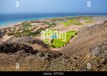 Vista di Taba Heights Golf Resort da vicino dalle montagne del Sinai, Egitto Foto Stock