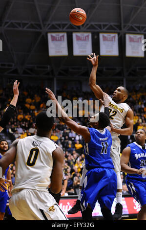 Wichita, Kansas, Stati Uniti d'America. Xi Febbraio, 2015. Wichita State Shockers guard Tekele cotone (32) Spara la palla al di sopra dello stato dell'Indiana sicomori guard Devonte marrone (11) durante il NCAA pallacanestro tra la Indiana membro sicomori e Wichita State Shockers a Charles Koch Arena di Wichita, Kansas. Kendall Shaw/CSM/Alamy Live News Foto Stock