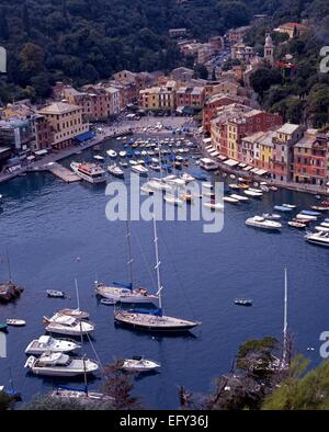 Vista in elevazione su Harbour, Portofino Liguria, Italia, Europa Foto Stock