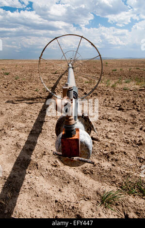Ruota di sprinkler in linea secco campo incolto in sud-Idaho centrale Foto Stock