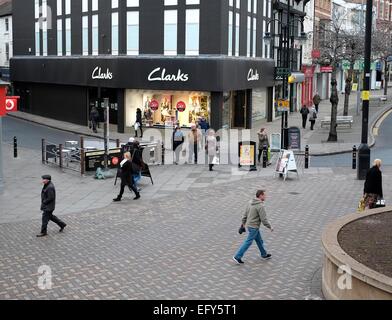 La gente a piedi circa su un area pedonale del centro città street Nottingham England Regno Unito Foto Stock