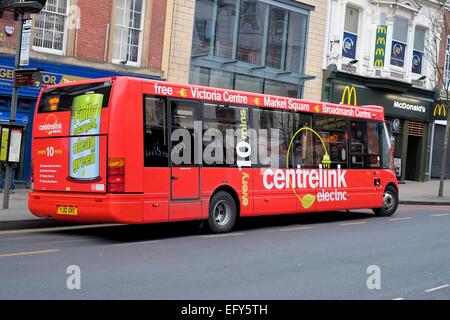 Un optare solo bus elettrico sul terzo punto servizio locale. Nottingham England Regno Unito Foto Stock