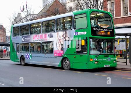 Il Nottingham City transport Scania OmniDekka pavimento basso double decker parco autobus numero 947. Inghilterra, Regno Unito Foto Stock