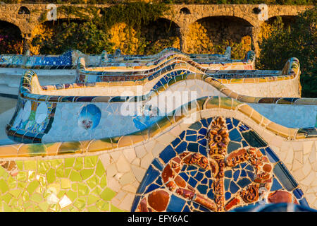 Mosaico multicolore banco a Park Guell o il Parc Güell, Barcellona, in Catalogna, Spagna Foto Stock