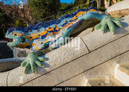 Mosaico multicolore salamander fontana conosciuta anche come "el drac" o dragon a Park Guell o il Parc Güell, Barcellona, Catalonia, Spa Foto Stock