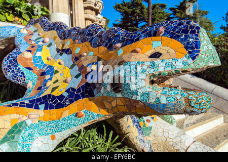 Mosaico multicolore salamander fontana conosciuta anche come "el drac" o dragon a Park Guell o il Parc Güell, Barcellona, Catalonia, Spa Foto Stock