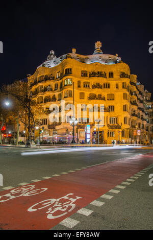 Vista notturna di Casa Mila o La Pedrera, Barcellona, in Catalogna, Spagna Foto Stock