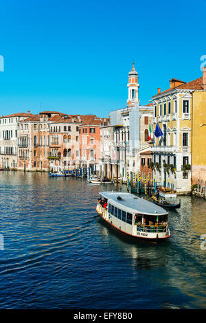 Canal Grande con il vaporetto o con il vaporetto del traghetto per passeggeri, Venezia, Veneto, Italia Foto Stock