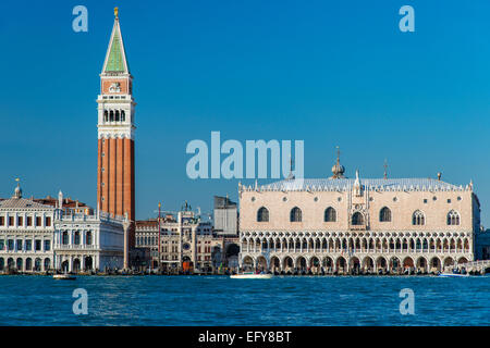 Campanile di San Marco e il Palazzo Ducale visto dalla laguna, Venezia, Veneto, Italia Foto Stock