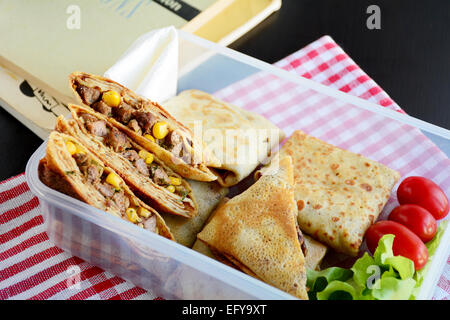 Fritti blintzes farcite con carne in scatola di pranzo, close up Foto Stock