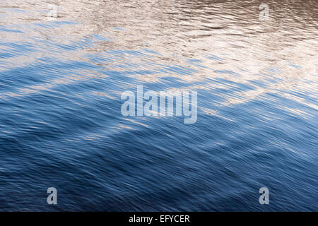 Bianco blu acqua ripple pattern su una scozzese loch Foto Stock