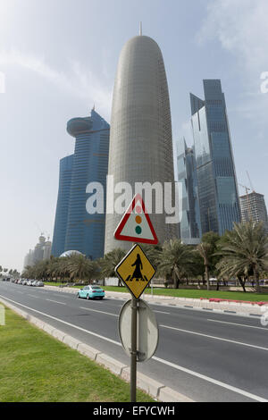 DOHA, Qatar - 11 Febbraio 2015: Segno di attraversamento che mostra un arabo in abito tradizionale sulla Corniche Road. Foto Stock