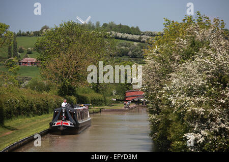 Guardando verso il ponte 114 sul canale di Oxford e il mulino a vento a Napton sulla collina nel Warwickshire Foto Stock