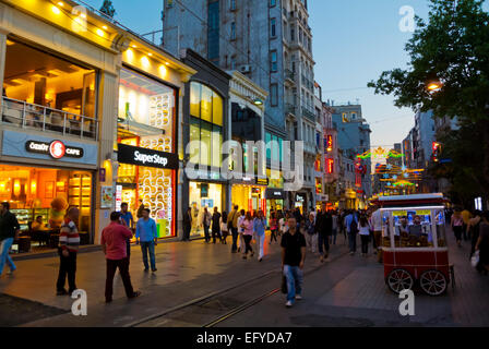 Istiklal Caddesi l'indipendenza street, quartiere di Beyoglu, Istanbul, Turchia, Europa Foto Stock