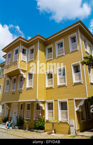 In legno epoca ottomana edificio residenziale, Caferiye street, quartiere di Sultanahmet, Istanbul, Turchia, Europa Foto Stock