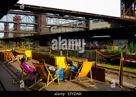Bar terrazza, Nakladove nadrazi Zizkov, quartiere Zizkov cargo ex stazione ferroviaria, Praga, Repubblica Ceca, Europa Foto Stock