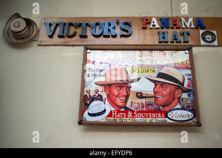 Victor's Panama Shop. Capanna shop. Un cappello di Panama è un tradizionale colmato cappello di paglia che è effettivamente realizzati in Ecuador, non Panama. Foto Stock