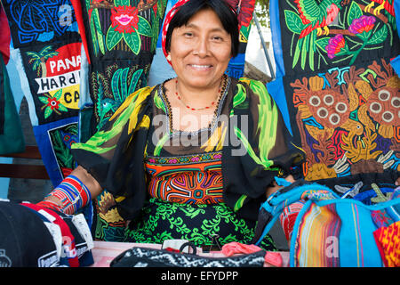 La Kuna le donne a vendere il loro molas ai turisti. Panama City Casco Viejo kuna indian tradizionali oggetti di artigianato venduti da kuna tr Foto Stock