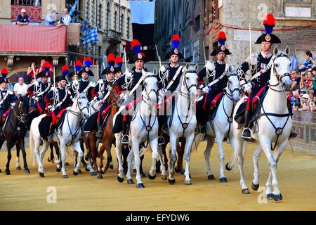 Dragoni montati a una sfilata prima la storica corsa di cavalli Palio di Siena e da Piazza del Campo a Siena, Toscana, Italia Foto Stock