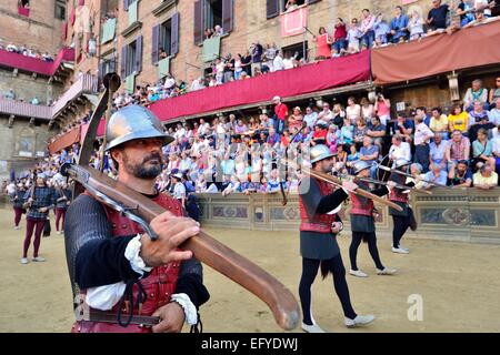 Cross-bow bearer in parata prima la storica corsa di cavalli Palio di Siena e da Piazza del Campo a Siena, Toscana, Italia Foto Stock